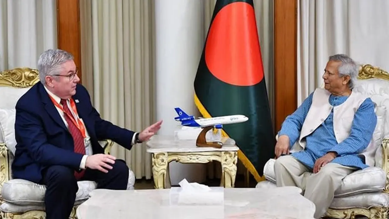 অরবিস ইন্টারন্যাশনালের প্রেসিডেন্ট ও সিইও ডেরেক হডকির সঙ্গে বৈঠকে প্রধান উপদেষ্টা ড. মুহাম্মদ ইউনূস। ছবি : সংগৃহীত