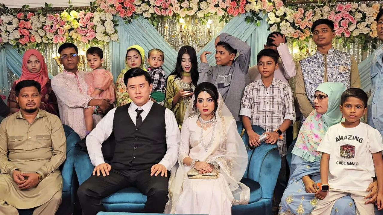 দক্ষিণ কোরিয়ার তরুণ জে. মিঙ্গি ও রেজভি আক্তার সুমাইয়ার বিবাহ-পরবর্তী সংবর্ধনা। ছবি : কালবেলা