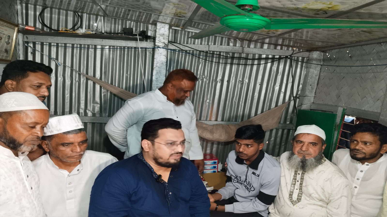 আহত সিয়ামের বাড়িতে কেন্দ্রীয় বিএনপির সহ-সাংগঠনিক সম্পাদক ব্যারিস্টার মীর হেলাল। ছবি : কালবেলা