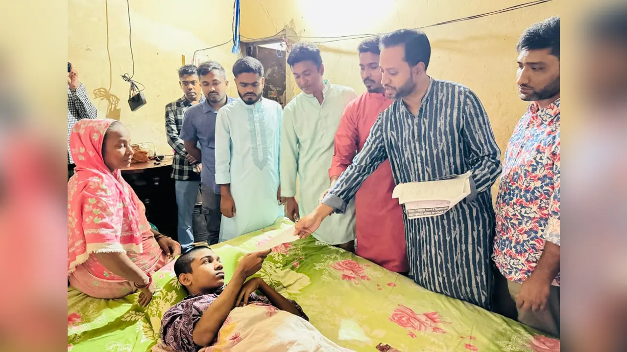 আহত রানাকে সহায়তা দিচ্ছে ‘আমরা বিএনপি পরিবার’। ছবি : সংগৃহীত