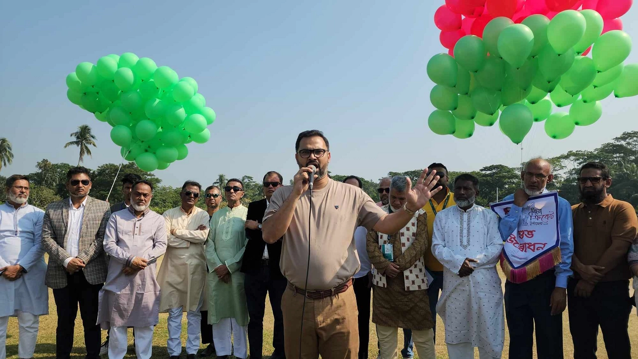 পিরোজপুর জেলা স্টেডিয়ামে জিয়া ক্রিকেট টুর্নামেন্টের টি-টোয়েন্টি খেলার উদ্বোধনী অনুষ্ঠানে প্রধান অতিথি হিসেবে কথা বলেন আমিনুল হক। ছবি : কালবেলা