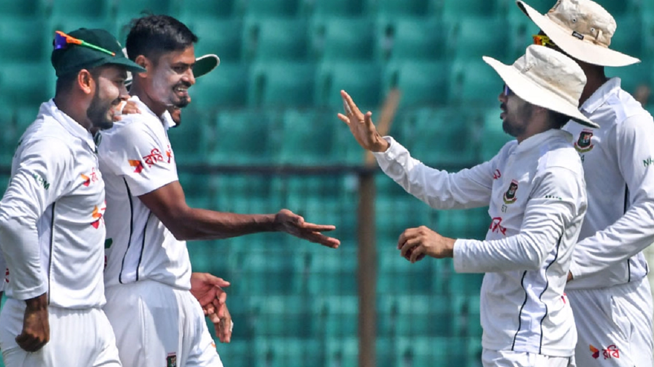 হজকে রান আউট করে আবারও খেলায় ফিরেছে টাইগাররা। ছবি : সংগৃহীত
