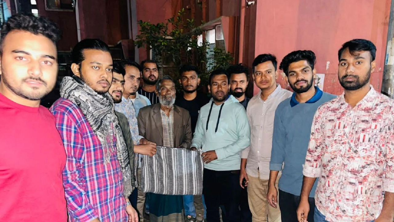 ঢাকা কলেজ ছাত্রদলের যুগ্ম-সাধারণ সম্পাদক মিল্লাদ হোসেনের নেতৃত্বে শীতবস্ত্র বিতরণ করা হয়েছে। ছবি : কালবেলা