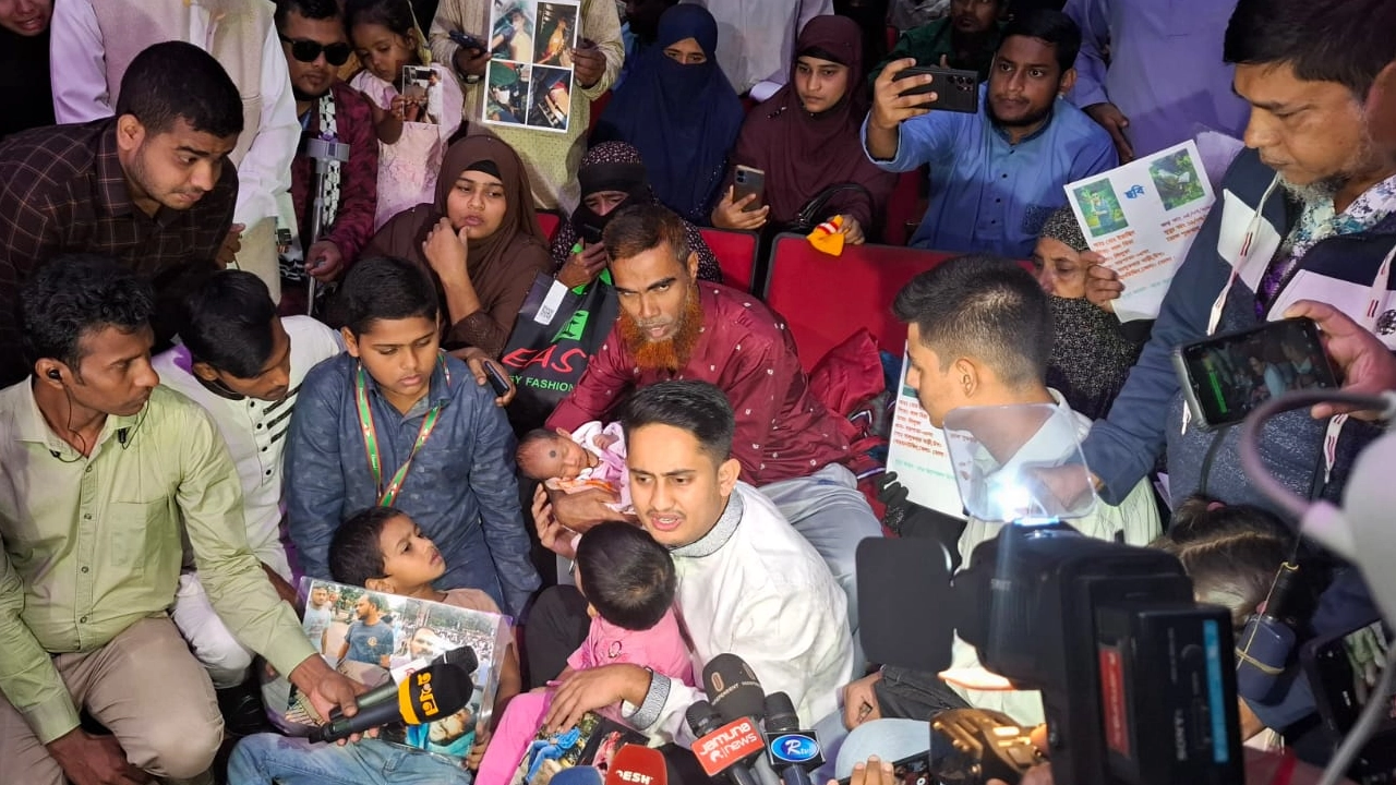 শহীদ পরিবারকে জুলাই ফাউন্ডেশন থেকে অর্থ সহায়তা দেওয়া হয়। ছবি : কালবেলা