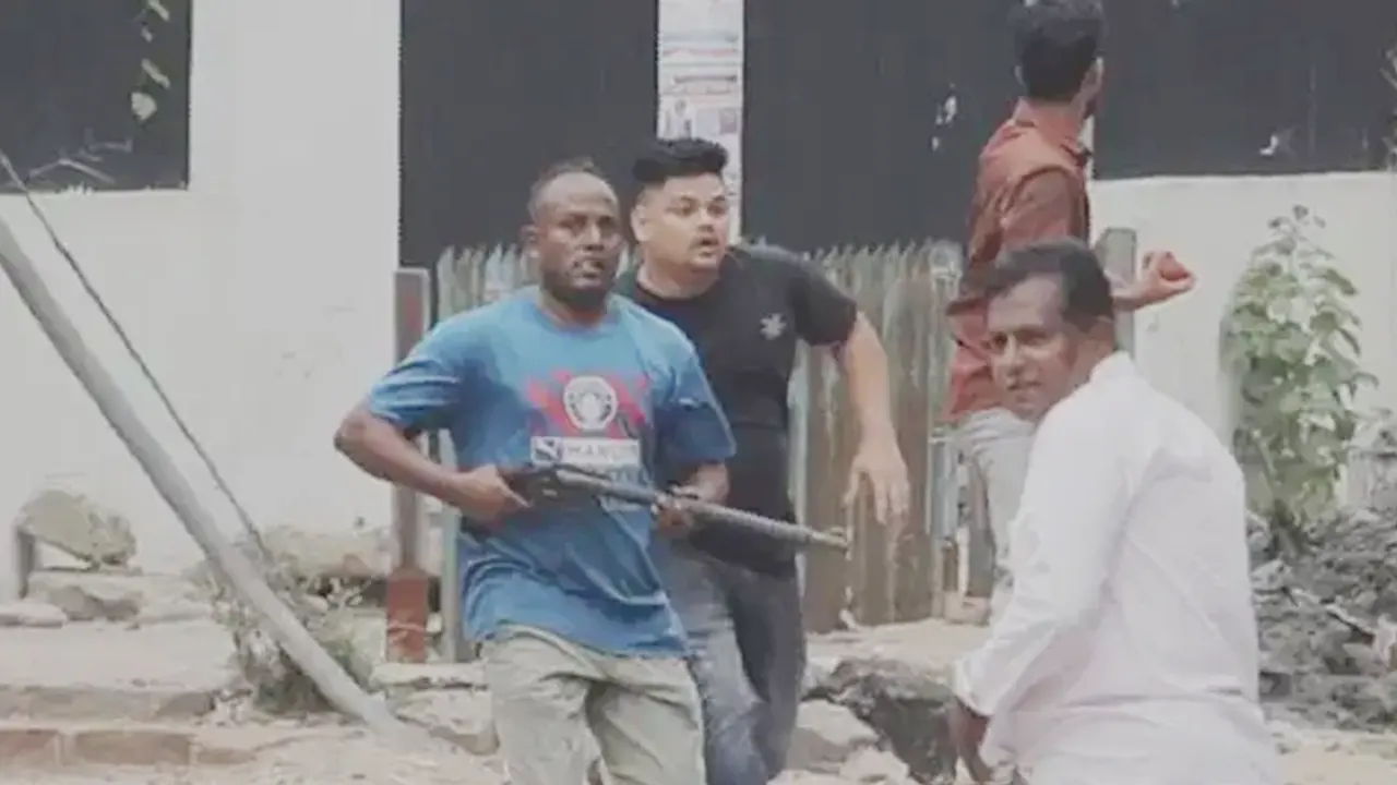 চট্টগ্রামে ছাত্র আন্দোলনে গুলি করা আগ্নেয়াস্ত্র হাতে তৌহিদুল ইসলাম ওরফে ফরিদ। ছবি : সংগৃহীত