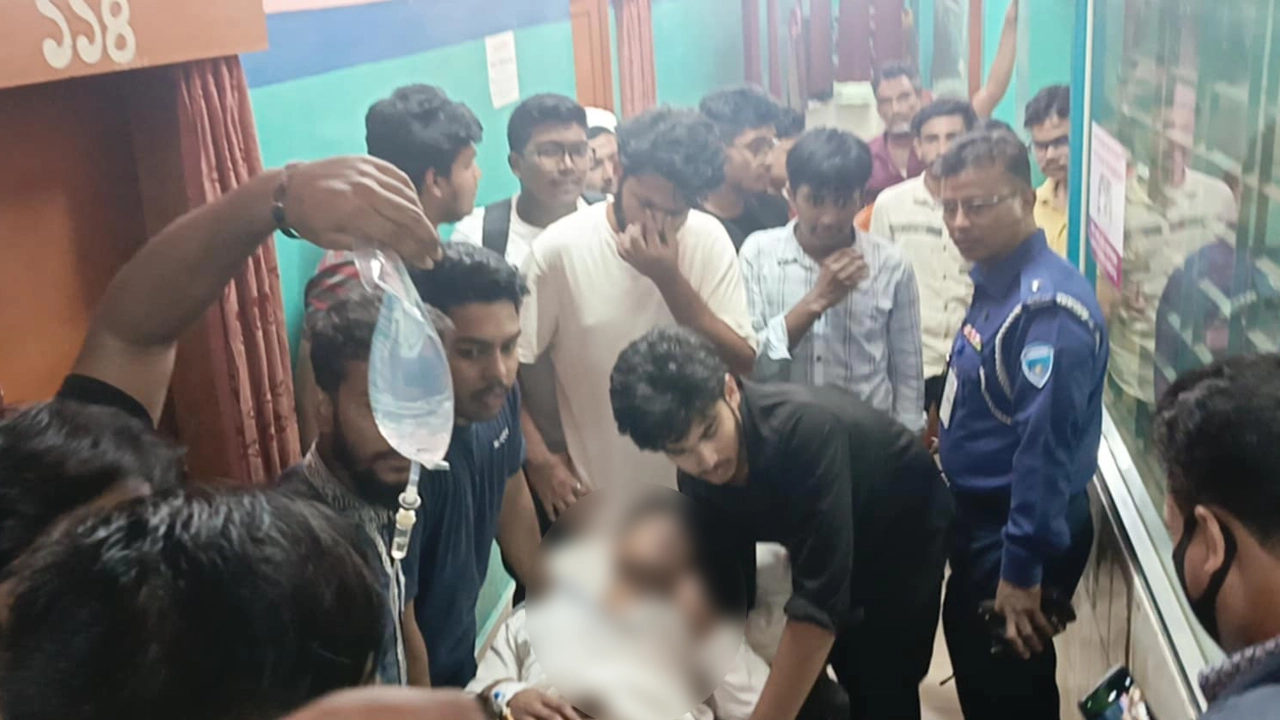 আহত দুজনকে হাসপাতালে ভর্তি করা হয়েছে। ছবি : কালবেলা