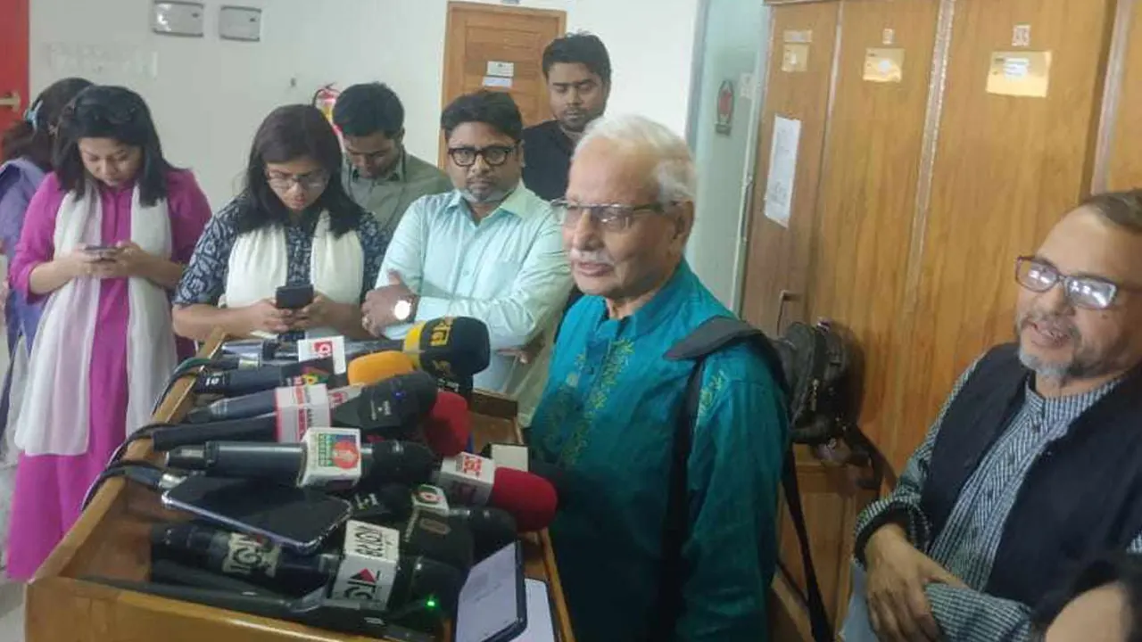 আগারগাঁওয়ে নির্বাচন ভবনে সংলাপ শেষে কথা বলেন সংস্কার কমিশনের প্রধান ড. বদিউল আলম মজুমদার। ছবি : সংগৃহীত