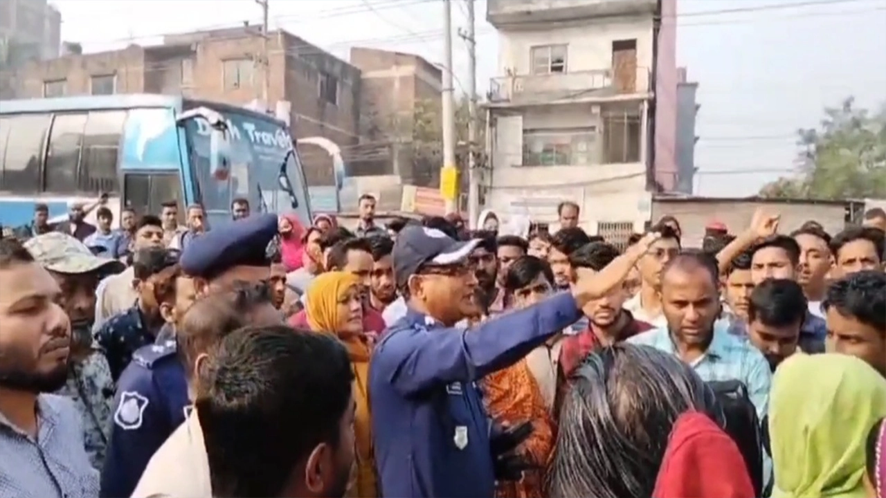 গাজীপুরে মহাসড়ক অবরোধ করেন শ্রমিকরা। ছবি : কালবেলা