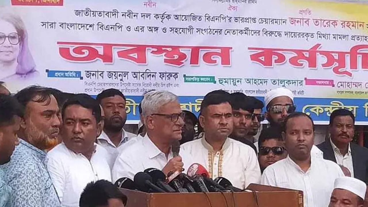 প্রেস ক্লাবের সামনে নবীন দল আয়োজিত অবস্থান কর্মসূচিতে উপদেষ্টা জয়নুল আবদিন ফারুক। ছবি : কালবেলা