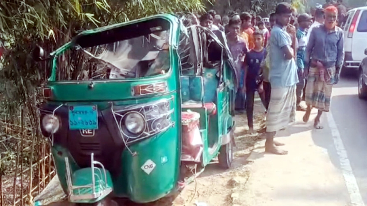 সুনামগঞ্জ-সিলেট সড়কের নীলপুর এলাকায় দুর্ঘটনা ঘটে। ছবি : কালবেলা
