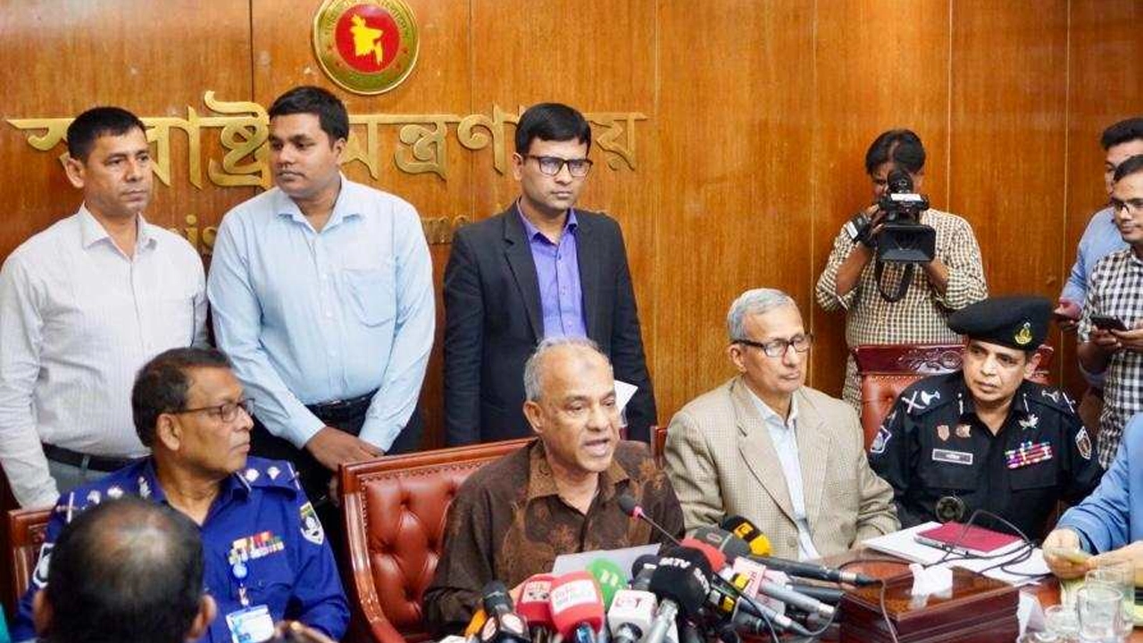কথা বলছেন স্বরাষ্ট্র উপদেষ্টা লেফটেন্যান্ট জেনারেল  (অব.) মো. জাহাঙ্গীর আলম চৌধুরী। ছবি : কালবেলা