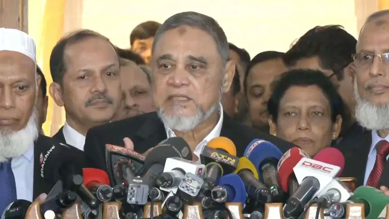 সুপ্রিম কোর্টের জাজেস লাউঞ্জে শপথগ্রহণ শেষে গণমাধ্যমে কথা বলেন সদ্য শপথ নেওয়া প্রধান নির্বাচন কমিশনার এএমএম নাসির উদ্দীন। ছবি : সংগৃহীত
