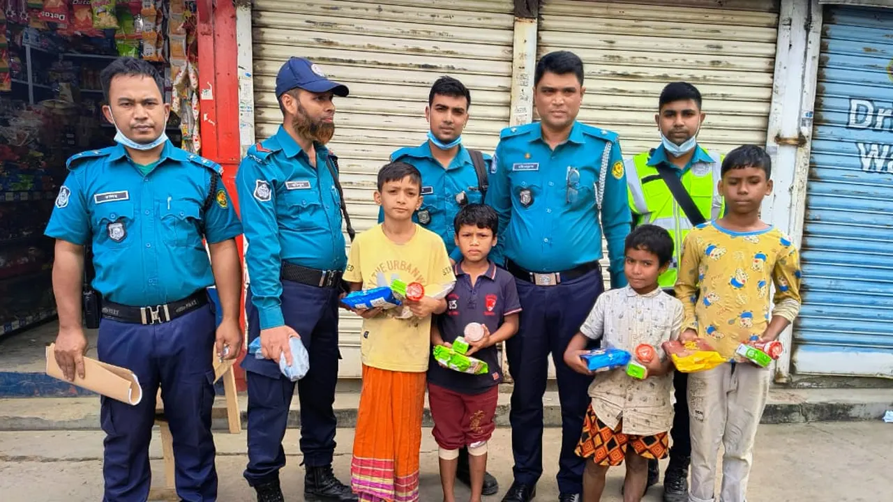 পুলিশের কয়েকজন সদস্যের সঙ্গে থানায় পিস্তল নিয়ে আসা চার শিশু। ছবি : কালবেলা