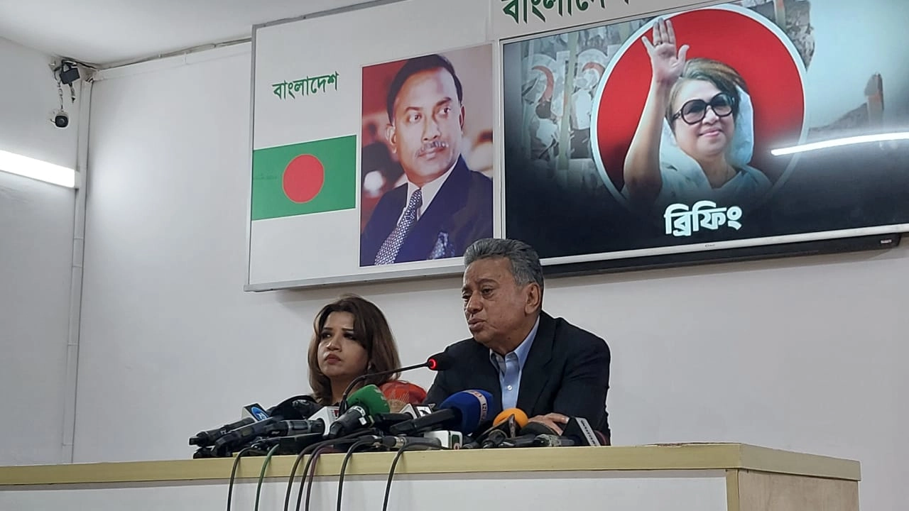 বক্তব্য রাখছেন বিএনপির স্থায়ী কমিটির সদস্য আমীর খসরু মাহমুদ চৌধুরী। ছবি : কালবেলা