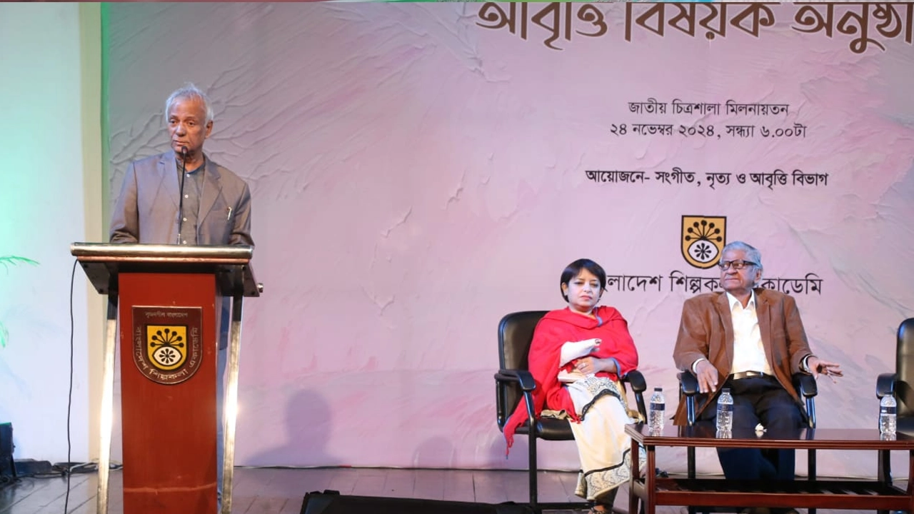 গ্রুপ থিয়েটার দিবসে নাটকের স্বজনদের প্রাণবন্ত আড্ডা
