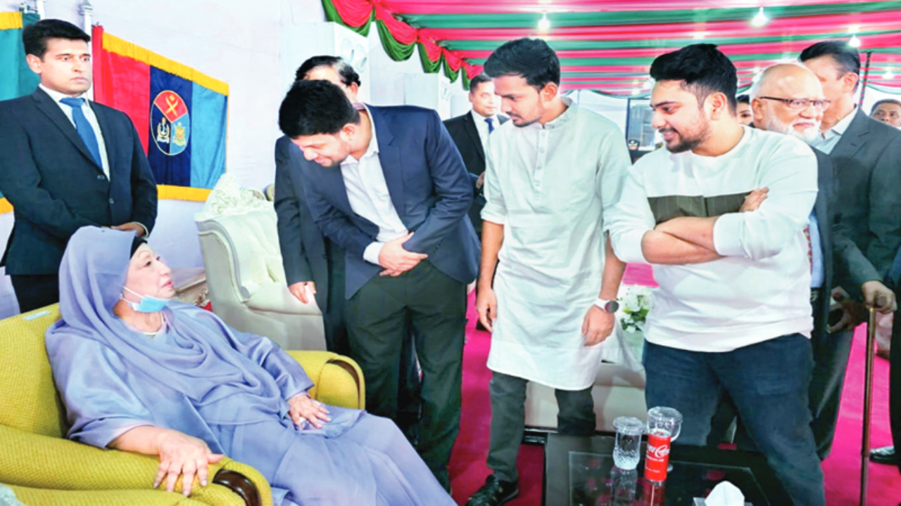 সশস্ত্র বাহিনী দিবস উপলক্ষে সেনাকুঞ্জের সংবর্ধনা অনুষ্ঠানে বেগম খালেদা জিয়া। ছবি : সংগৃহীত