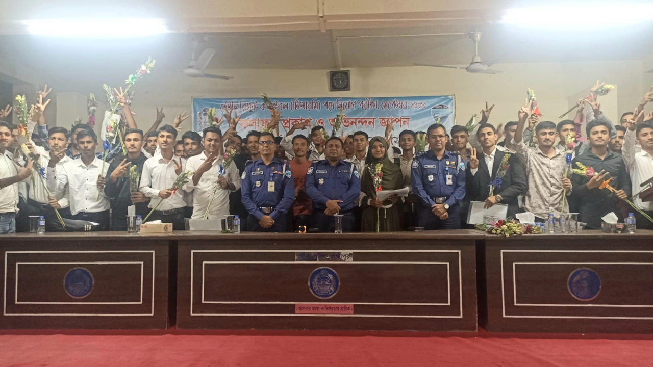 লক্ষ্মীপুর পুলিশ লাইনসে নতুন চাকরি পাওয়ায় তরুণ-তরুণীরা। ছবি : কালবেলা