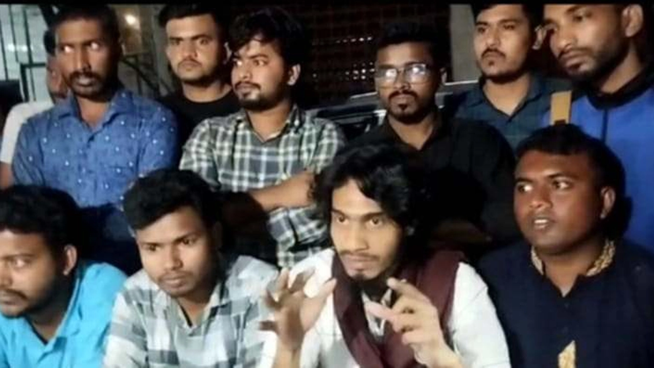 শিক্ষার্থীদের সংবাদ সম্মেলন। ছবি : কালবেলা