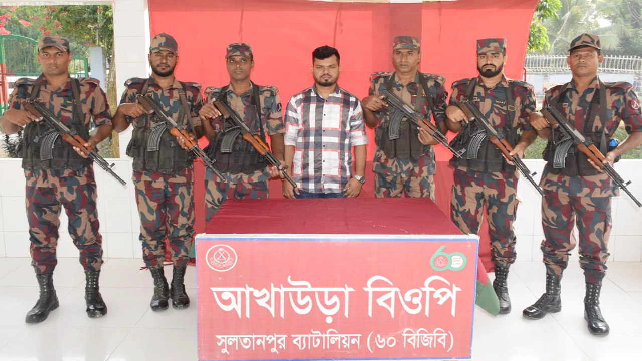 স্বেচ্ছাসেবক লীগ নেতা নান্টু কুমার করকে আটক করে বিজিবি। ছবি : কালবেলা