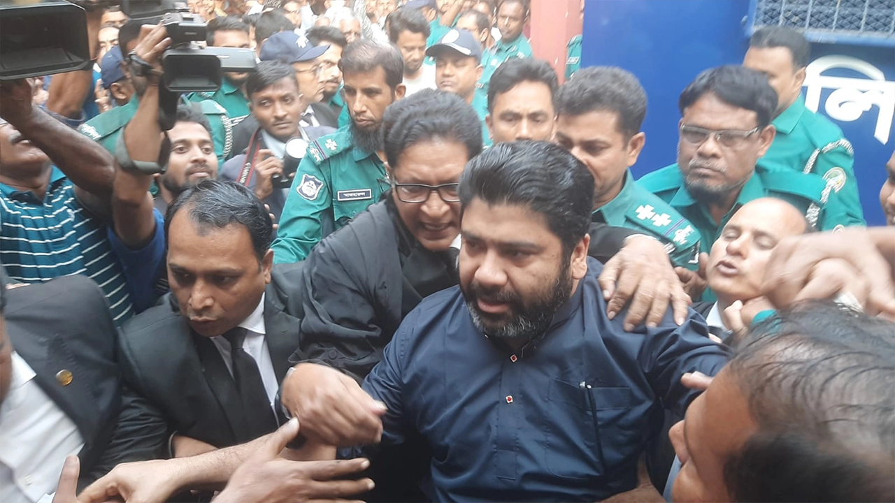 আদালতে নেওয়া হচ্ছে মঈন আব্দুল্লাহকে। ছবি : কালবেলা