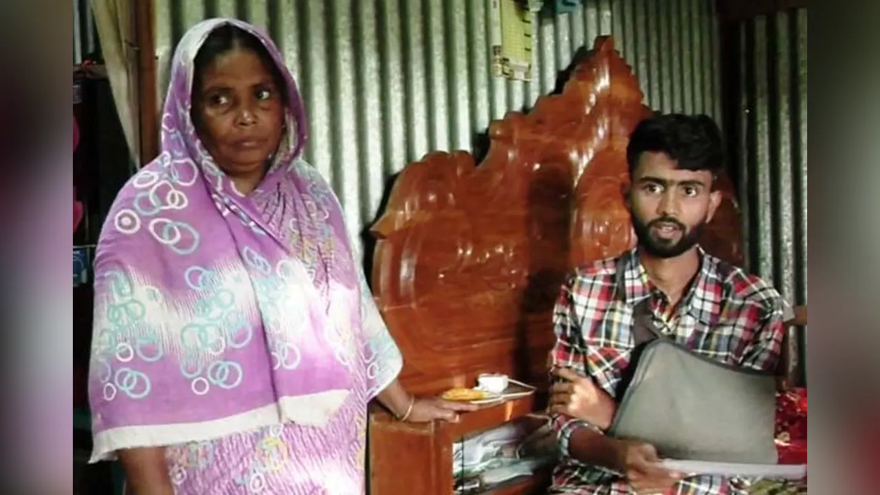 তামিম হোসাইন ও তার মা। ছবি : সংগৃহীত