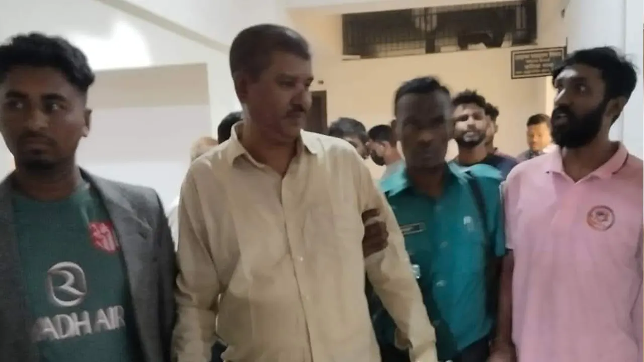 গ্রেপ্তারকৃত ইউনিয়ন আওয়ামী লীগের সাধারণ সম্পাদক আব্দুর রাজ্জাক। ছবি : কালবেলা