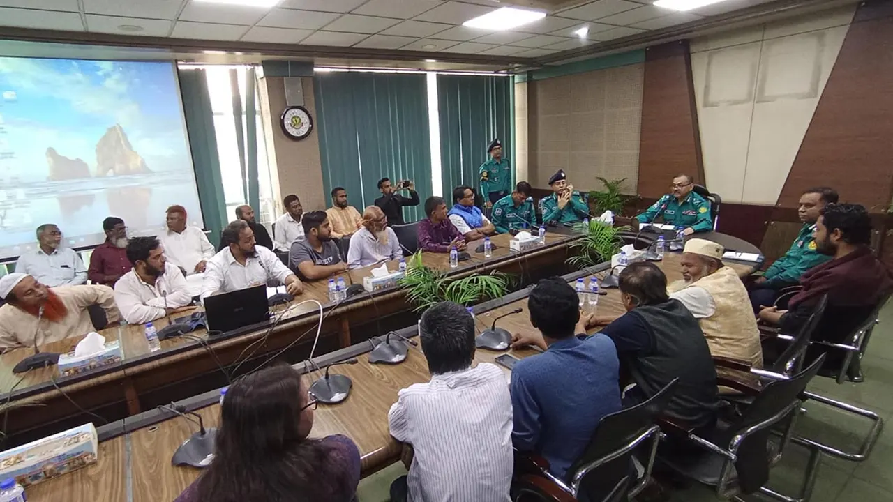 সোমবার ডিএমপির হেডকোয়ার্টারে কমিশনার শেখ মো. সাজ্জাত আলী সঙ্গে বৈঠকে ব্যাটারিচালিত রিকশাচালক, মালিক, গ্যারেজ মালিক ও রিকশা-ভ্যান-ইজিবাইক শ্রমিক ইউনিয়নের প্রতিনিধিদল। ছবি : সংগৃহীত