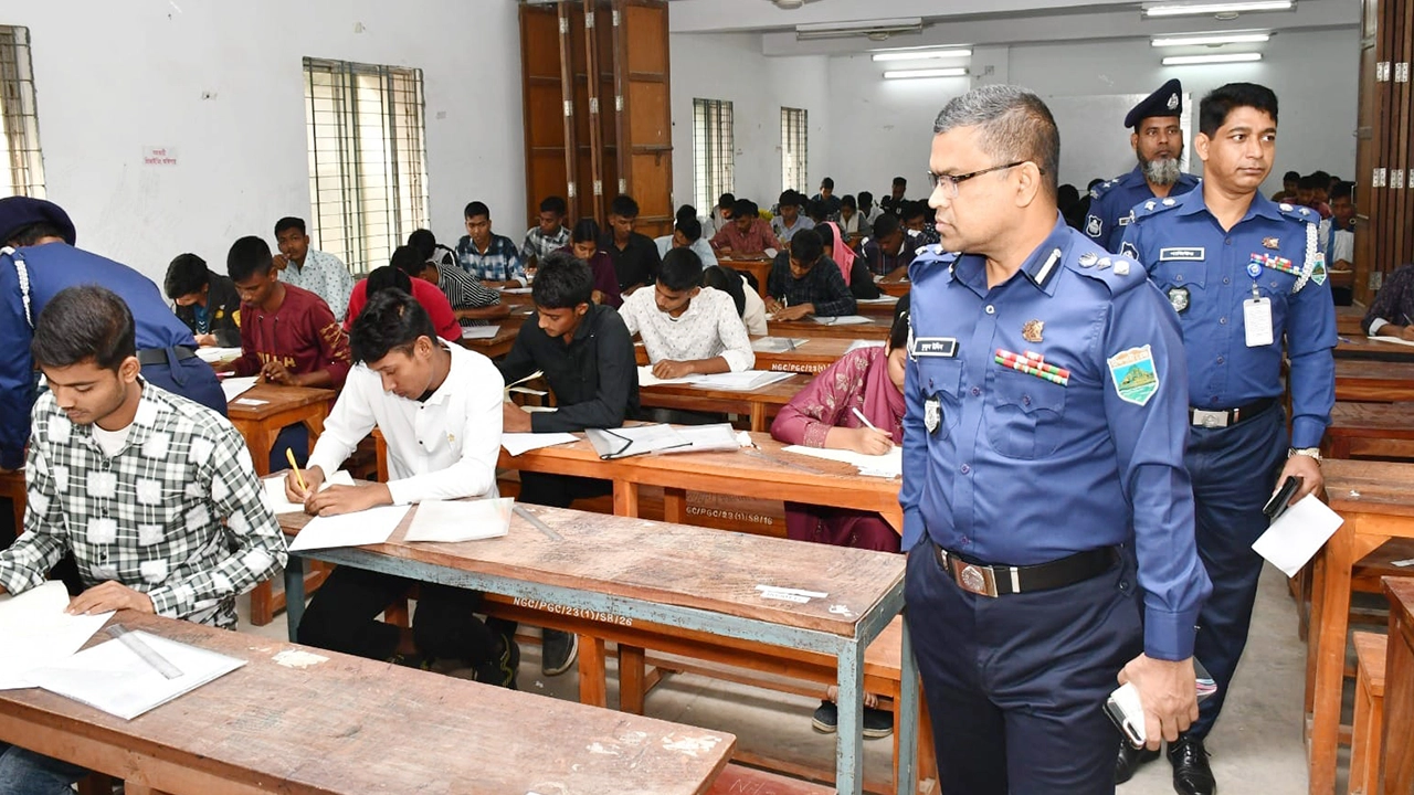 নওগাঁয় পুলিশের ট্রেইনি রিক্রুট কনস্টেবল পদে নিয়োগ পরীক্ষা। ছবি : কালবেলা