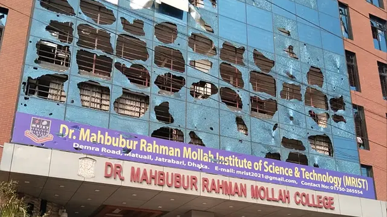 ড. মাহবুবুর রহমান মোল্লা কলেজে ভাঙচুর চালানোর পর। ছবি : সংগৃহীত