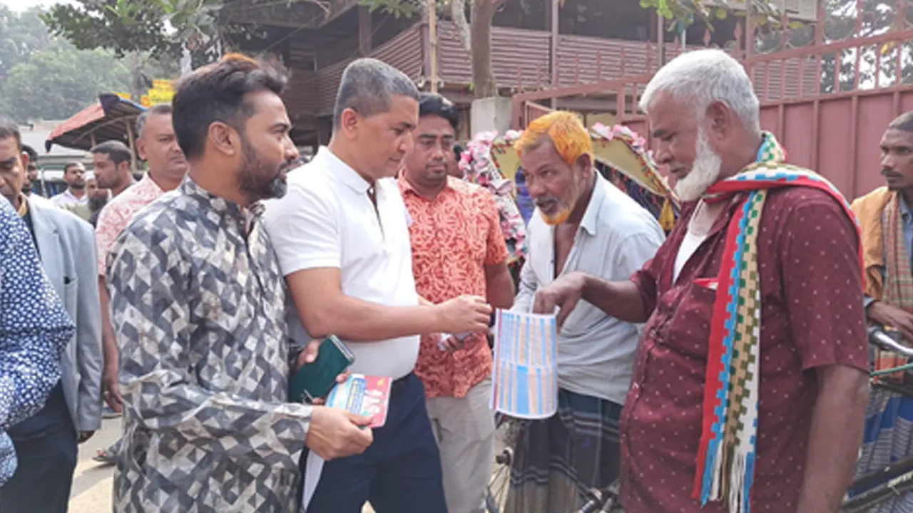 জামালপুরের মেলান্দহ উপজেলার মেলান্দহ বাজারে ‘ধানের শীষ’ সংবলিত লিফলেট বিতরণ। ছবি : কালবেলা