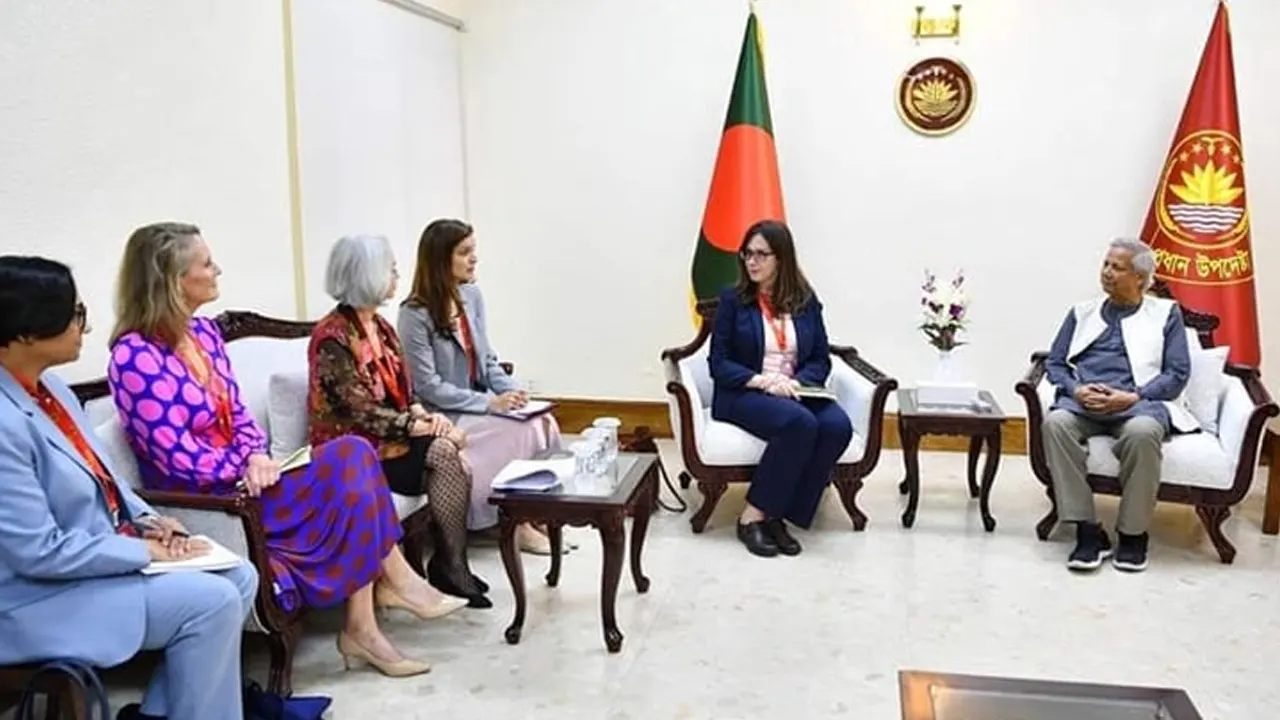 মার্কিন যুক্তরাষ্ট্রের একটি বড় শ্রম ও ব্র্যান্ড প্রতিনিধিদল তেজগাঁওয়ে প্রধান উপদেষ্টার কার্যালয়ে তার সঙ্গে সাক্ষাত করেন। ছবি : সংগৃহীত