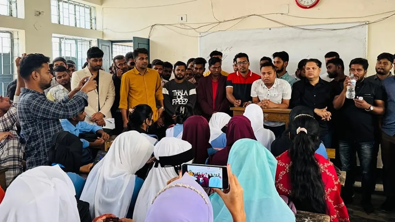 কোটালিপাড়ায় শিক্ষার্থীদের সঙ্গে ছাত্রদলের মতবিনিময়। ছবি : কালবেলা