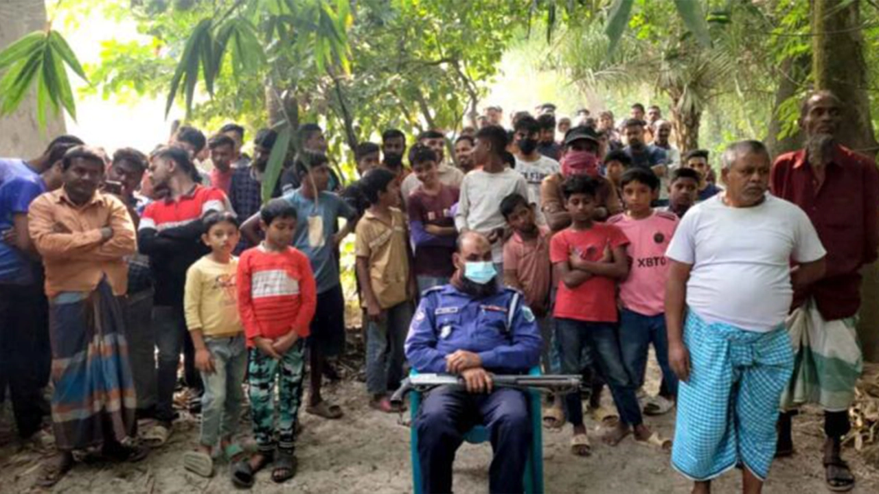 আন্দোলনে নিহত রিকশাচালক মান্নানের মরদেহ কবর থেকে তোলা দেখতে উৎসুক জনতার ভিড়। ছবি : কালবেলা