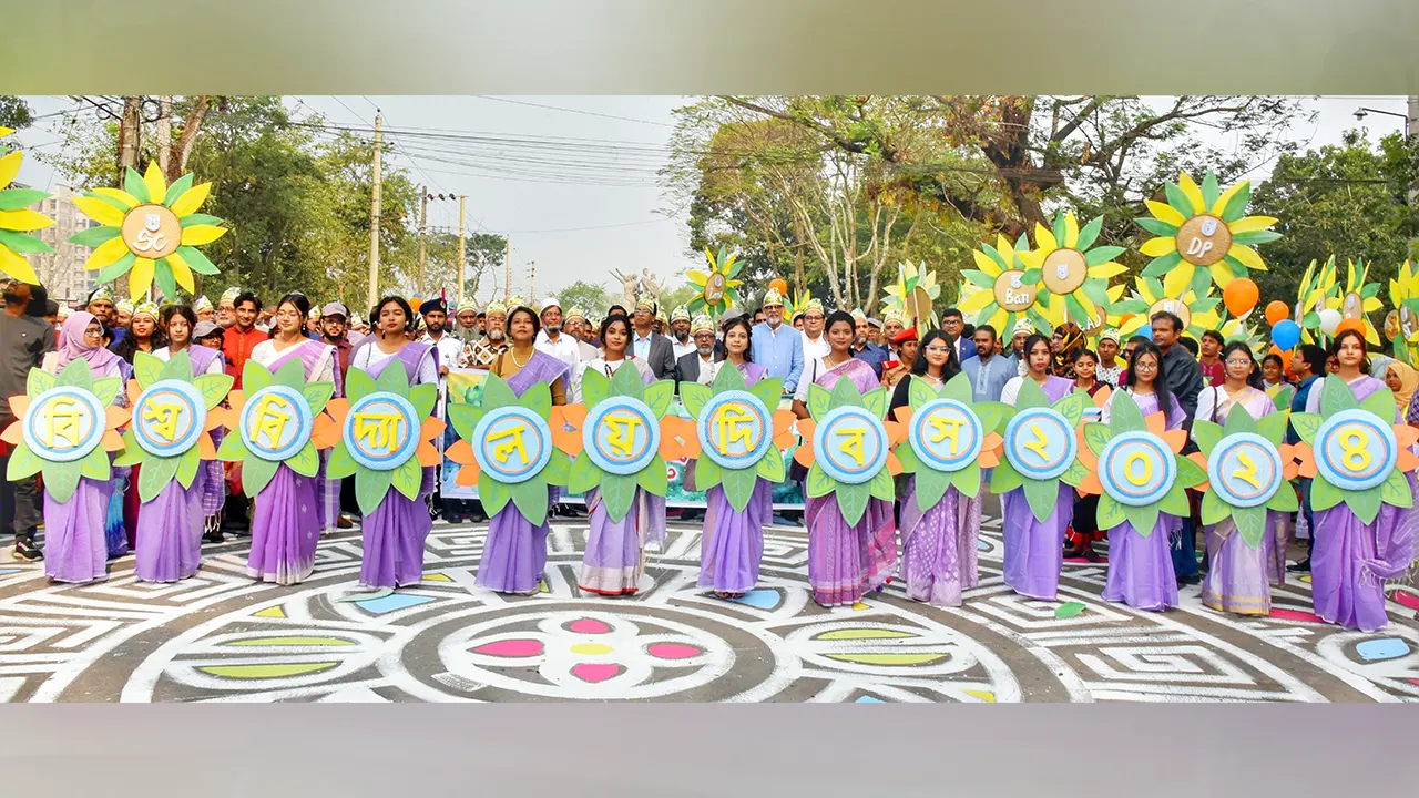 বর্ণিল আয়োজনে খুলনা বিশ্ববিদ্যালয় দিবস উদযাপন করেন শিক্ষক-শিক্ষার্থী, কর্মকর্তা-কর্মচারীরা। ছবি : কালবেলা