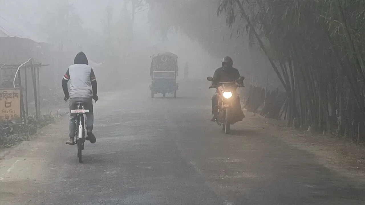 কুয়াশায় ঘেরা কুড়িগ্রামে যানবাহনগুলো হেডলাইট জ্বালিয়ে যাতায়াত করছে। ছবি : কালবেলা