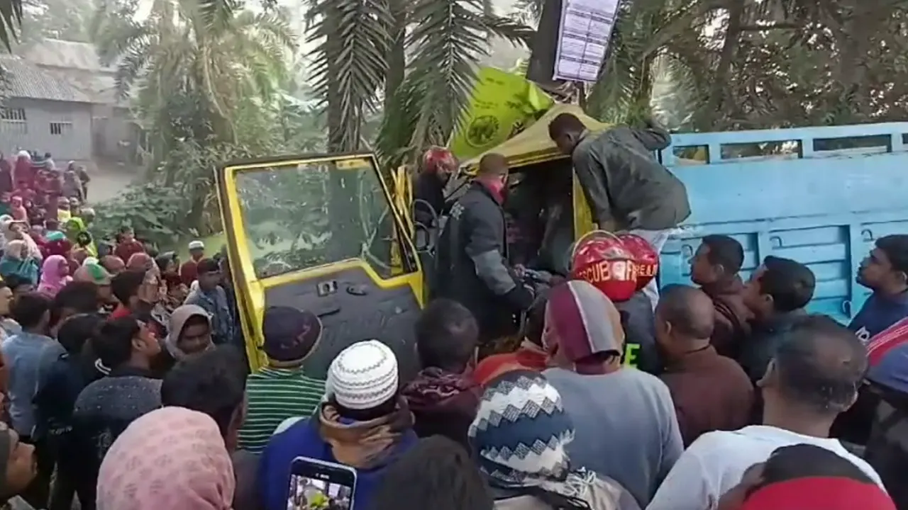 দুর্ঘটনাকবলিত ট্রাক। ছবি : কালবেলা