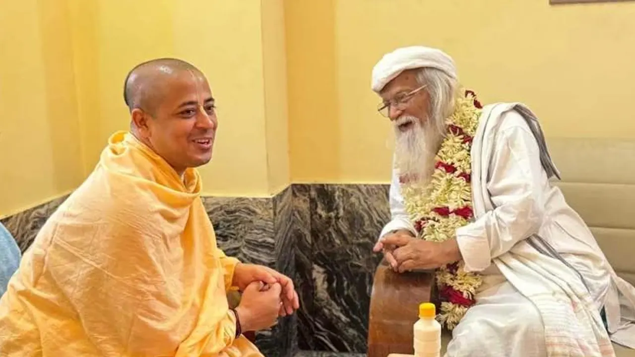 চিন্ময় কৃষ্ণ দাস ব্রহ্মচারীর সঙ্গে গবেষক ফরহাদ মজহার। পুরোনো ছবি