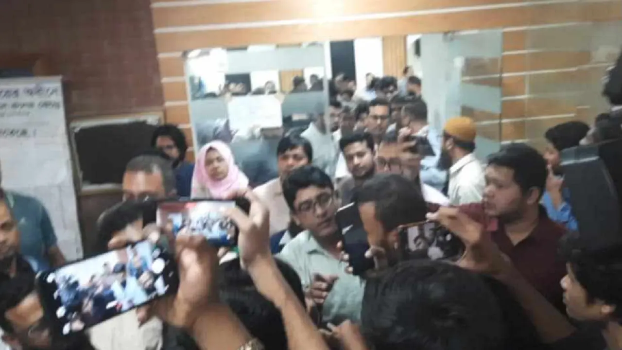 সাংবাদিকদের ওপর চড়াও হন ঢাকা ন্যাশনাল মেডিকেল ইনস্টিটিউট হাসপাতালের শিক্ষার্থী ও ডাক্তাররা। ছবি : কালবেলা