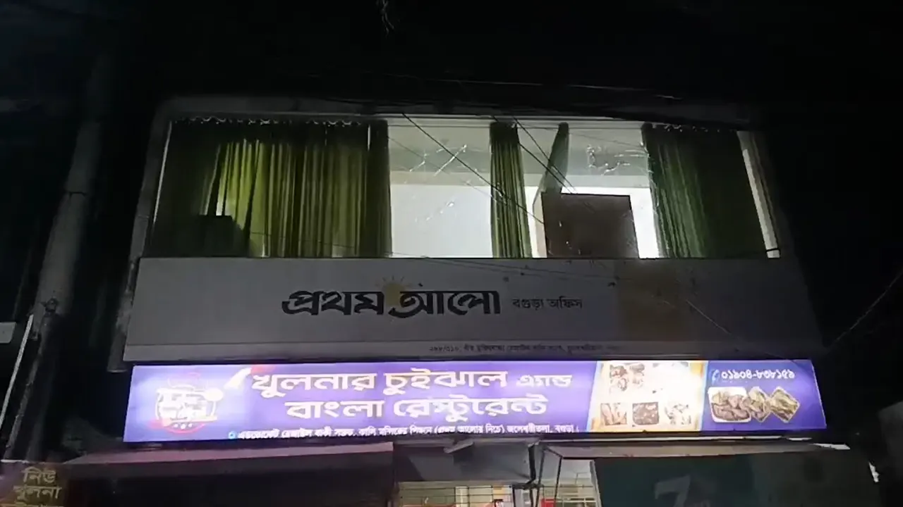 বগুড়ায় প্রথম আলোর কার্যালয়ে হামলা ও ভাঙচুরের একটি চিত্র। ছবি : কালবেলা