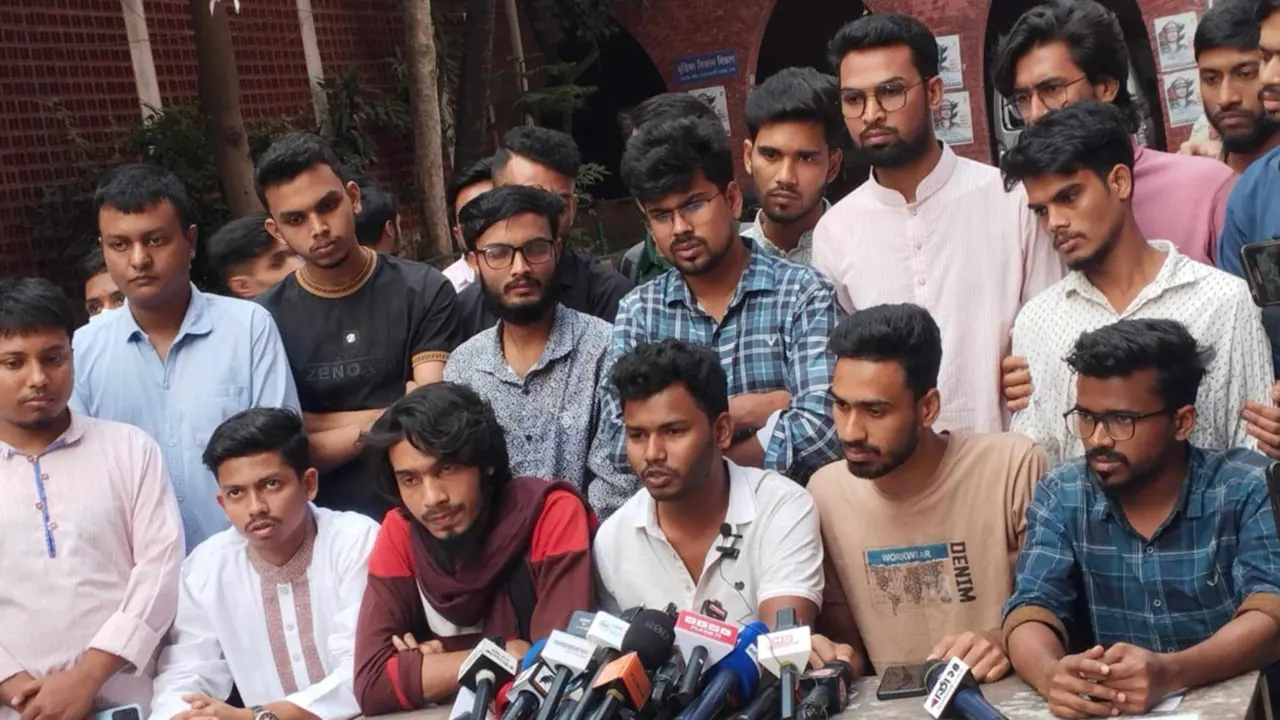 সংবাদ সম্মেলনে সোহরাওয়ার্দী কলেজের শিক্ষার্থীরা। ছবি : কালবেলা