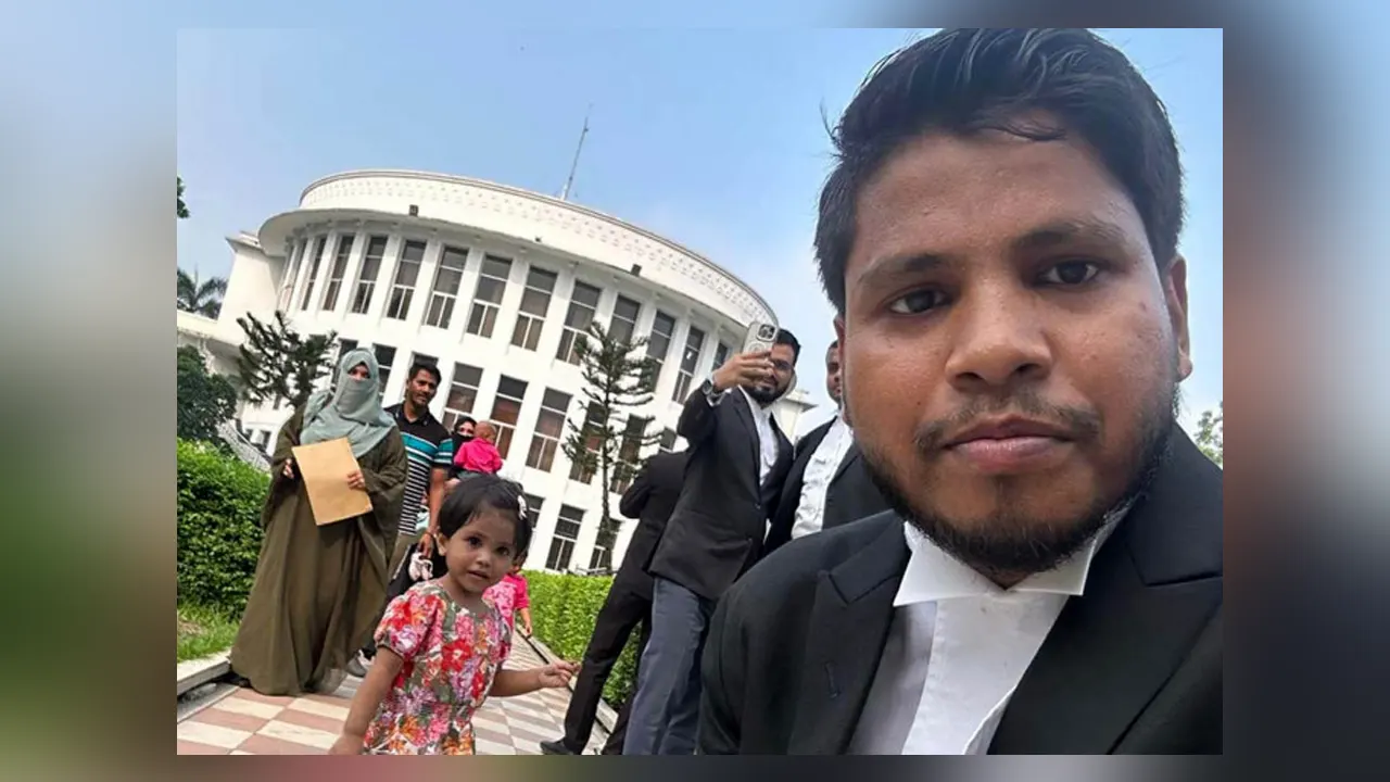 পরিবারের সঙ্গে অ্যাডভোকেট সাইফুল ইসলাম। ছবি : সংগৃহীত