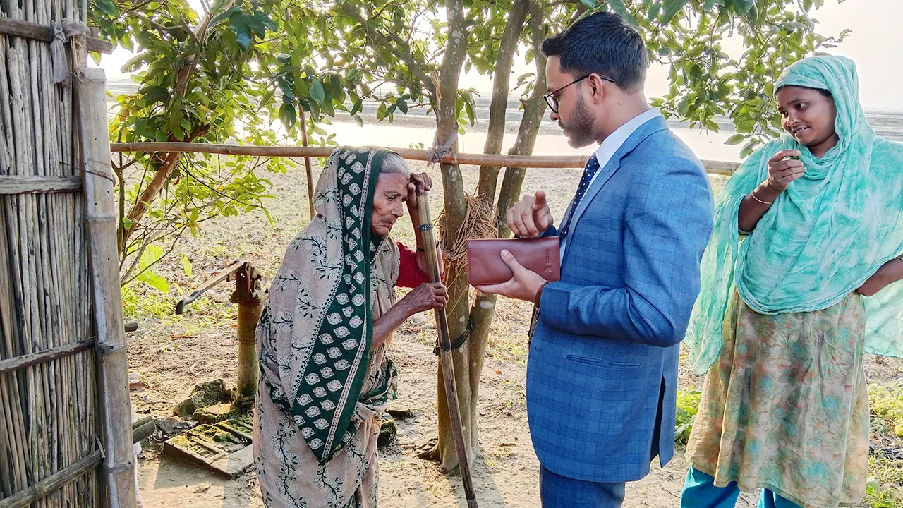 ভূমিহীন বৃদ্ধা রহিমা বেগমের পাশে দাঁড়ালেন হাতীবান্ধা ভারপ্রাপ্ত ইউএনও দুলাল হোসেন। ছবি : কালবেলা