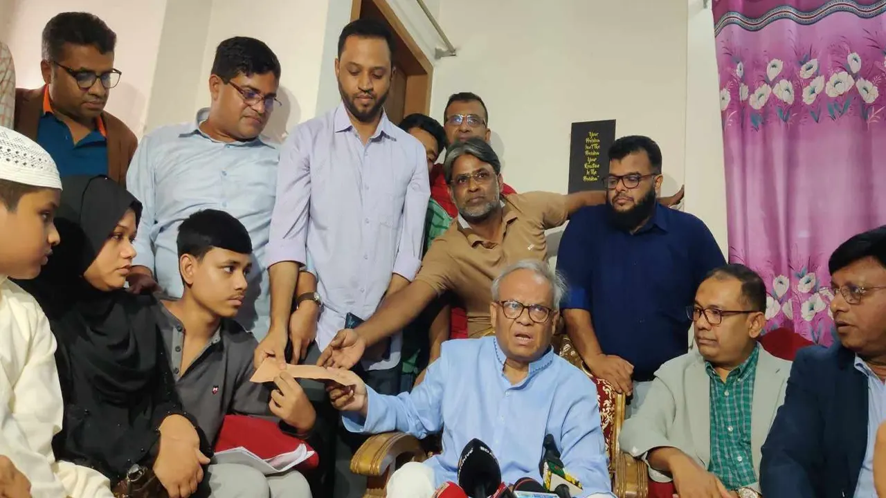 মিরপুরে শহীদ পরিবারের স্বজনদের সঙ্গে দেখা করেছে ‘আমরা বিএনপি পরিবার’। ছবি : কালবেলা