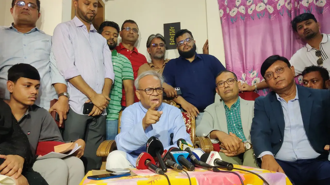 মিরপুরে নিহত ‘শহীদ’ পরিবারগুলোর সাথে সাক্ষাৎ শেষে রুহুল কবির রিজভী। ছবি : কালবেলা