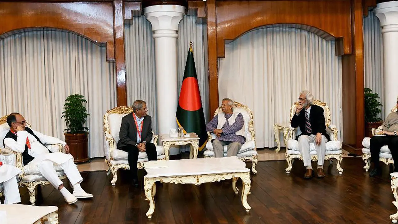 অন্তর্বর্তী সরকারের প্রধান উপদেষ্টা ড. মুহাম্মদ ইউনূসের সঙ্গে বৈঠক করেছেন বিএনপির একটি প্রতিনিধি দল। ছবি : সংগৃহীত