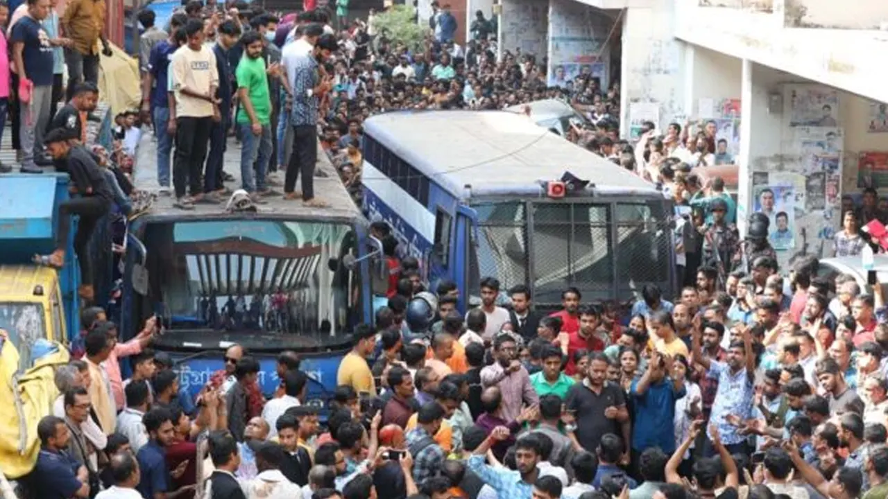 চট্টগ্রাম আদালতে সংঘর্ষ। পুরোনো ছবি