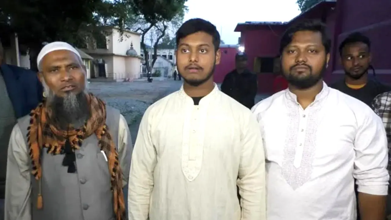 জামিনের পর বাবা ও ভাইয়ের সঙ্গে কারা ফটকের সামনে সাদ বিন আজিজুর রহমান। ছবি : কালবেলা