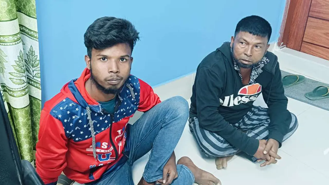 আটক হেলপার ও চালক। ছবি : সংগৃহীত
