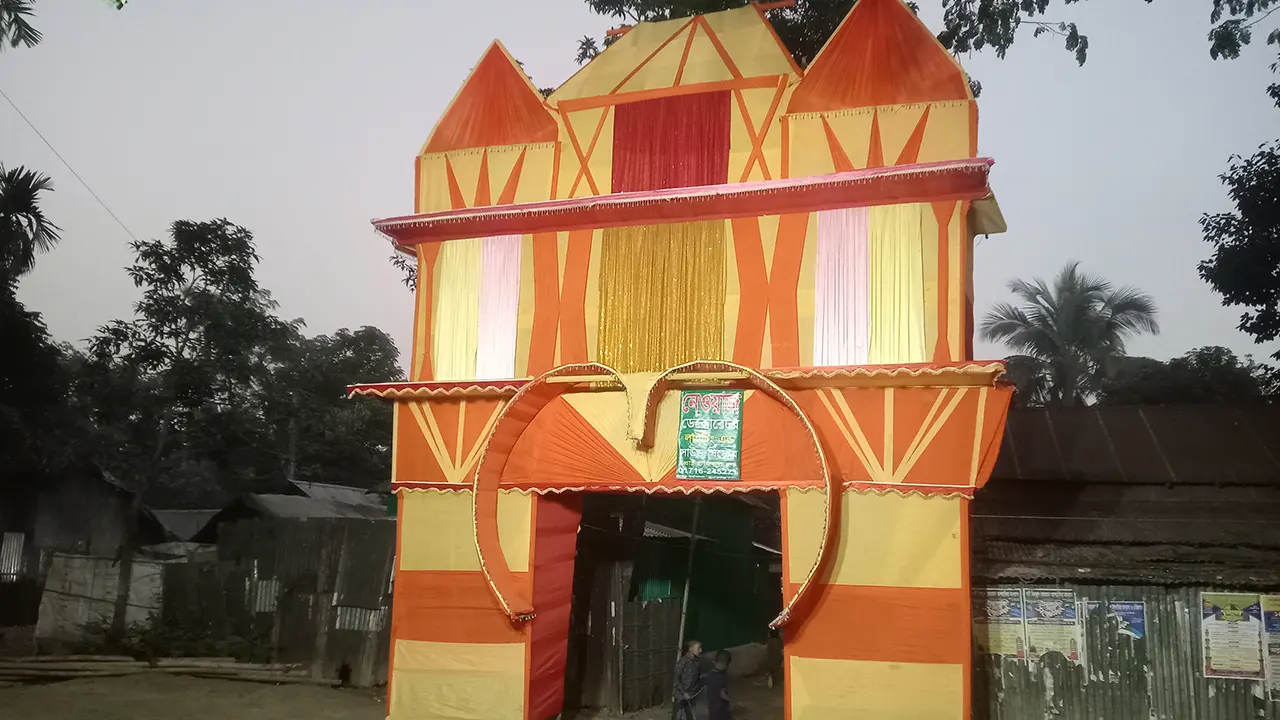 বিয়ে বাড়ির গেট। ছবি : কালবেলা