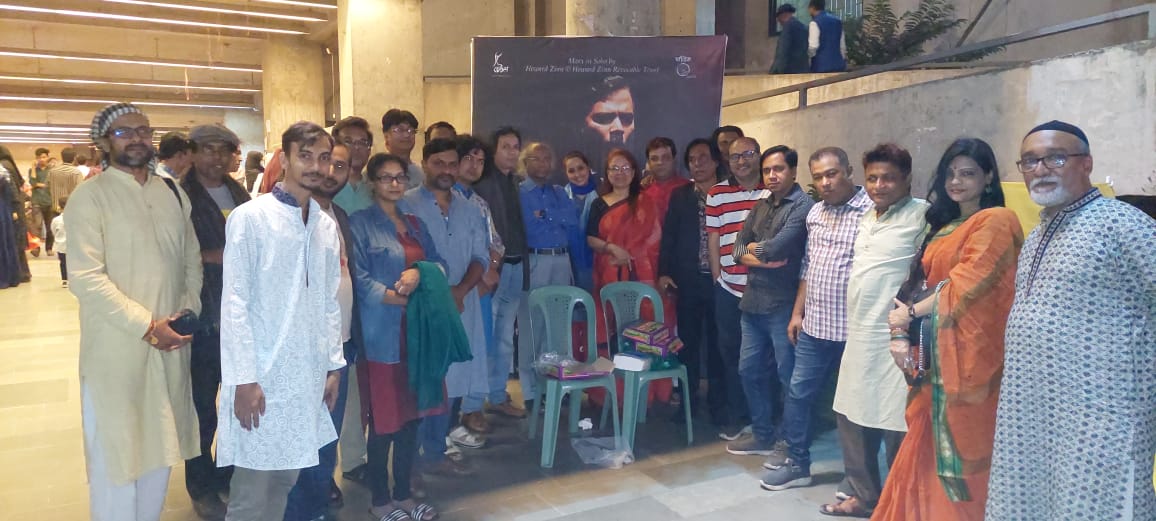 গ্রুপ থিয়েটার দিবসে নাটকের স্বজনদের প্রাণবন্ত আড্ডা